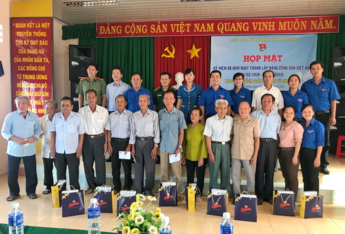 Đoàn đại biểu chụp lưu niệm với các đồng chí lão thành cách mạng, cao niên tuổi đảng tại xã An Trường - huyện Càng Long